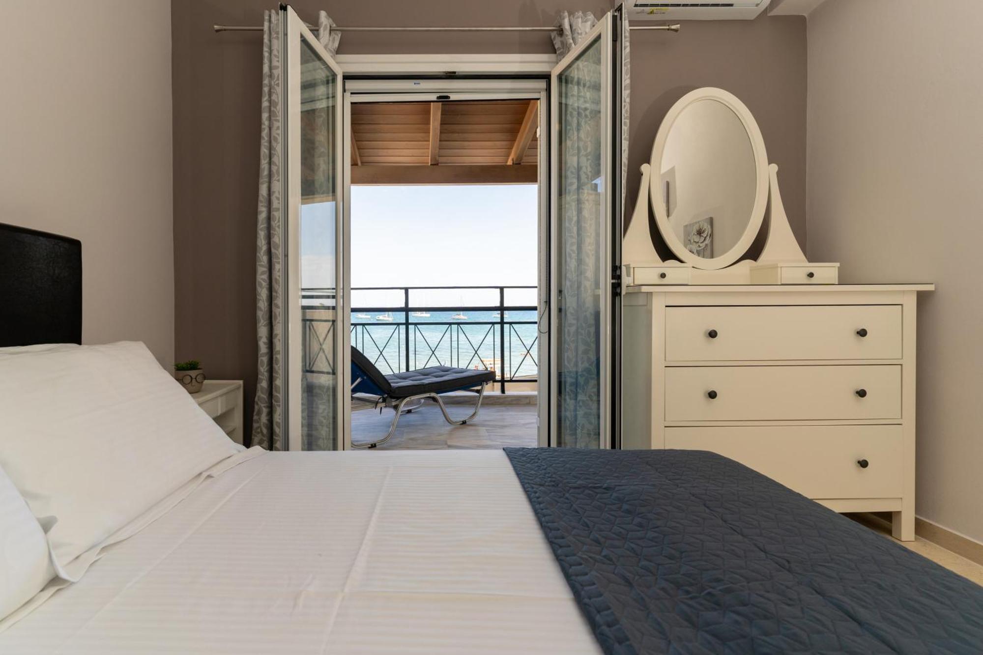 George Beachfront Apartments Lithakia  Room photo